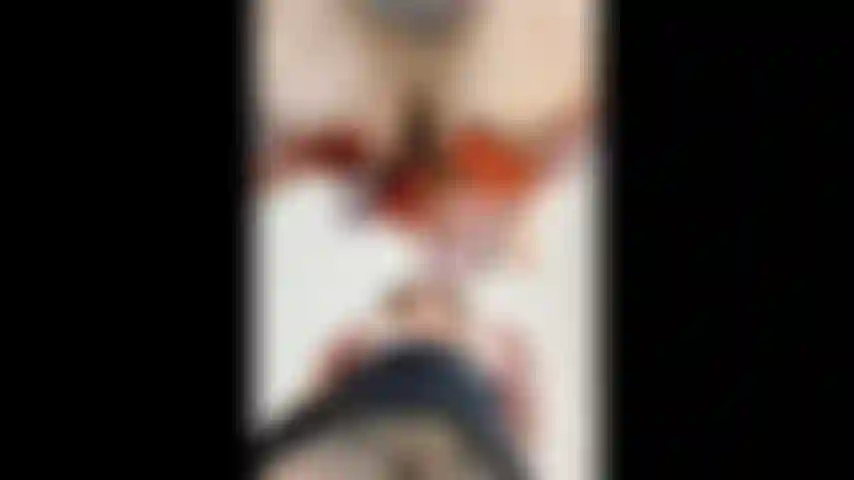 Ich schaue mir die unterwäsche unseres jupe-küssens und kaugummis an. Upskirt und kaugummishow.