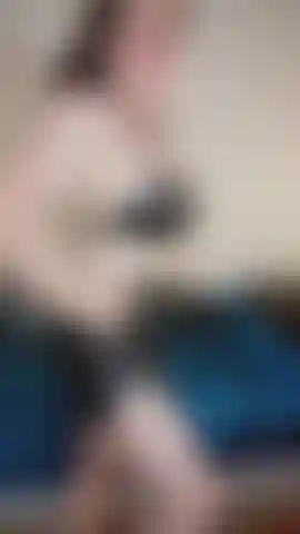 Extreme dominanz mit maske, schwarzen handschuhen, halsband und schwarzen latexstrümpfen.