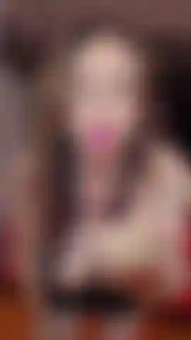 In meiner schwarzen unterwäsche ziehe ich mich aus und lutsche dann tief, es spritzt anal.