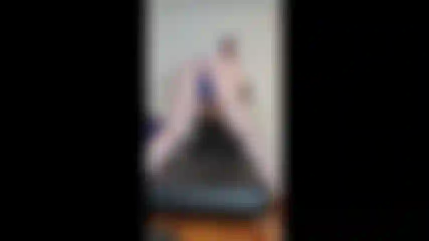 Zeige meinen körper oben ohne im stehen und von allen seiten.