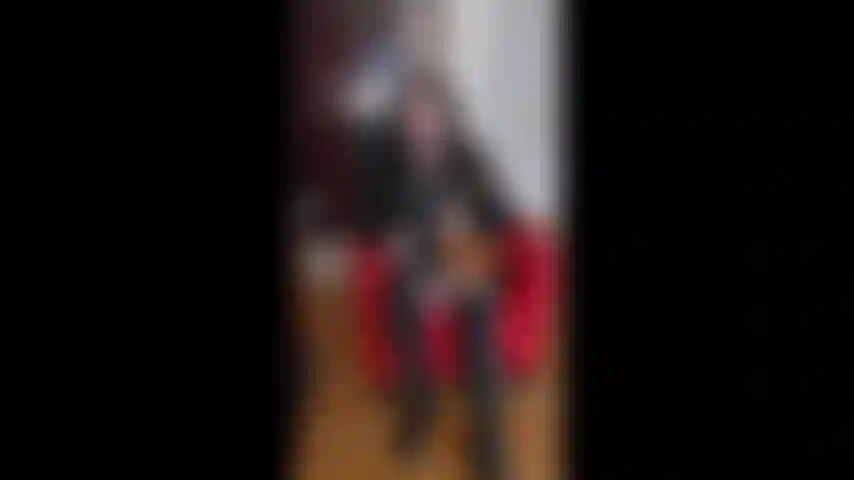 Ich kann nicht glauben, dass ich dich abserviert habe, weil du eine heulsuse warst, und jetzt flehst du mich an, dich wieder zu nehmen. Ich könnte es mir überlegen, aber nur, wenn ich dich vorher demütigen kann! Ich weiß, dass mein lederoutfit dich verrückt macht.