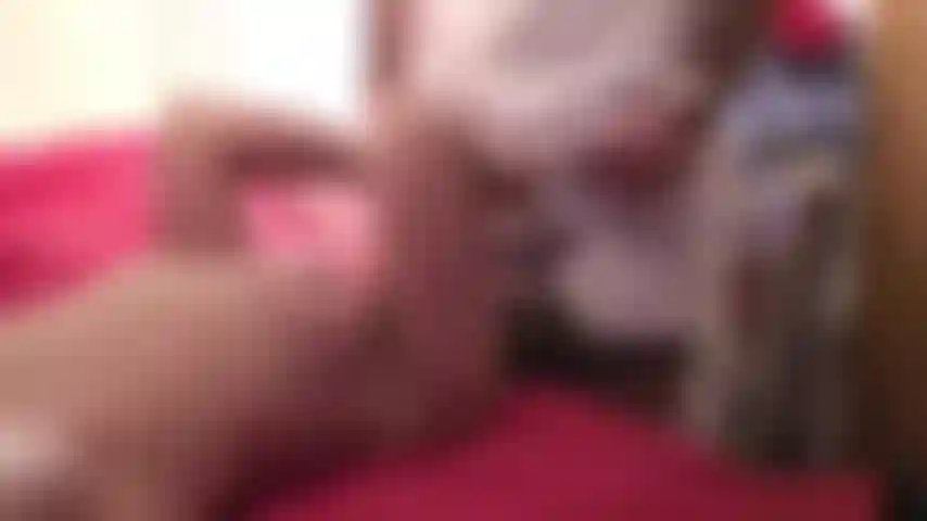 Streichle den schwanz, bis er mir ins gesicht spritzt.