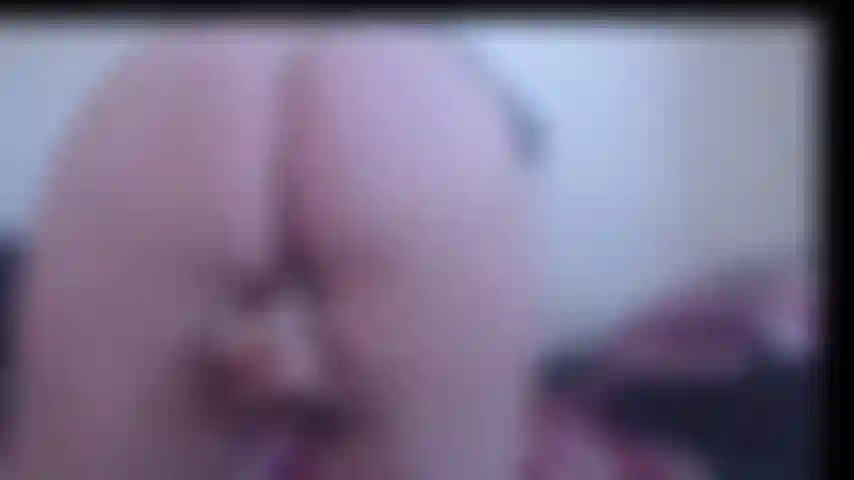 Das erste mal habe ich meine muschi rasiert und ich zeige mein fleisch von allen seiten, bis ich auf den boden spritze.