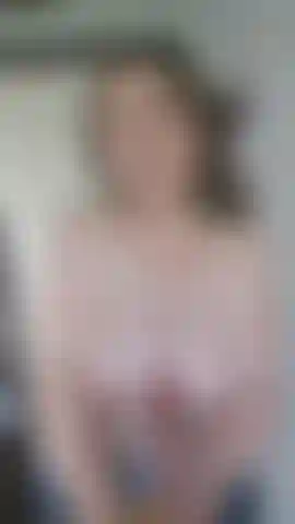 Die ganz nackt in ihrem haus herumläuft und masturbiert.