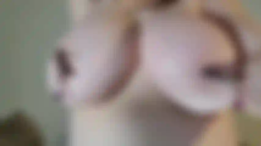 Klammern an nippeln hautnah und masturbieren.