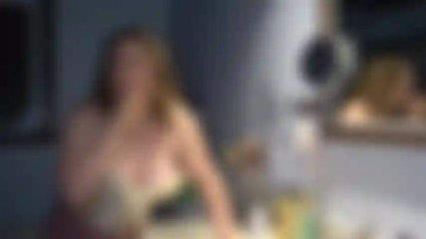 Je t coutais parler l autre jour avec tes pots comme ta blonde est ennuyante .  je peux te montrer c est quoi une fille cochonne.  Je serai la copine parfaite. Je commencerai par..... jusqu' jouir dans ma culotte pour que la leche et que par la suite tu l' as mets dans un des tiroir de meuf.