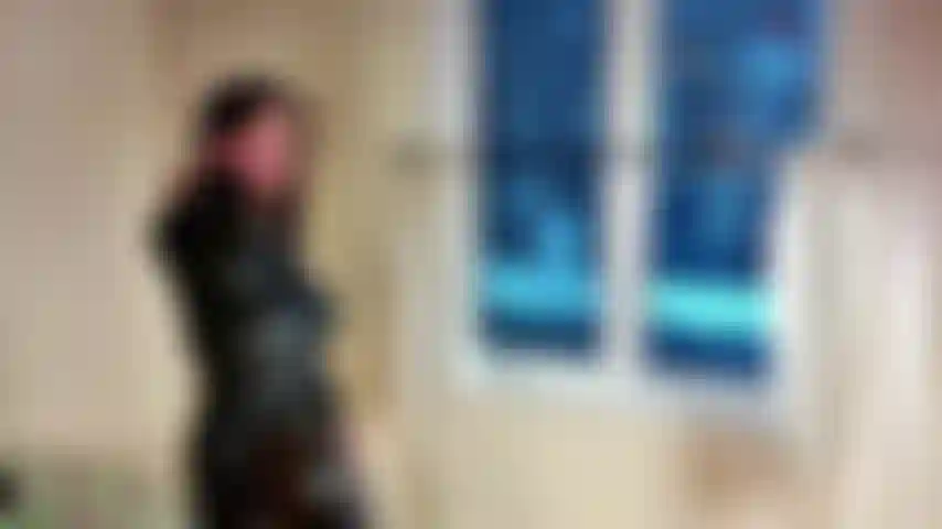 Du kannst nicht aufhören, von deiner sexy nachbarin zu fantasieren. Du bist so verzweifelt, dass der einzige ausweg darin besteht, ihr einen runterzuholen, während du ihr von der seite aus zuspionierst und sie beobachtest.