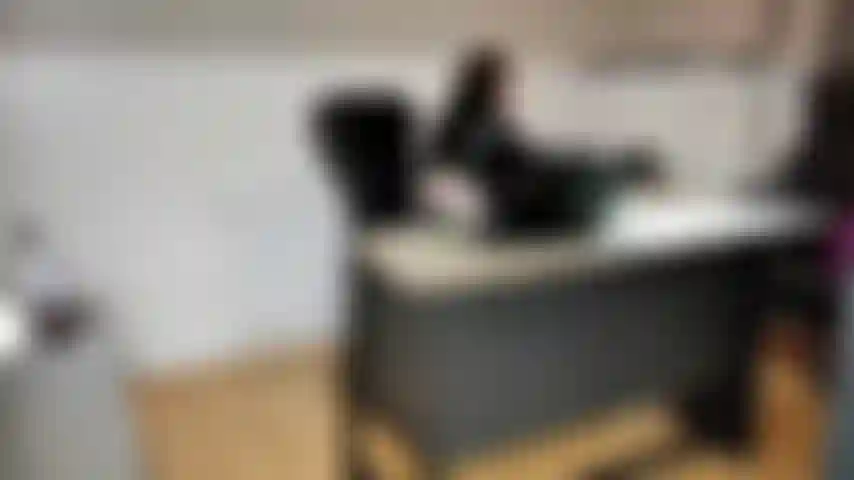 Erpressung vom chef. Ich weiß genau, was sie in ihrem büro tun, wenn sie eigentlich arbeiten sollten! Tatsächlich habe ich hier überwachungsvideos. Als ihr chef habe ich das recht, sie sofort zu entlassen.