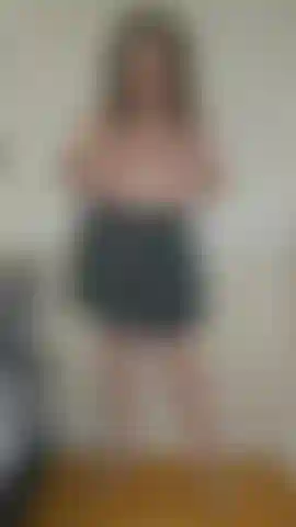 Eine schlampe, die spritzt und dildos trainiert.