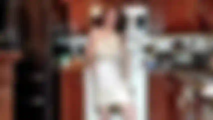 Ich schmiere mir schlagsahne auf den körper. In der küche bestreiche ich mich mit schlagsahne.