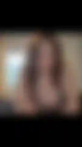 In meinem schlafzimmer zeige ich meinen körper und einen sehr langen dildo.