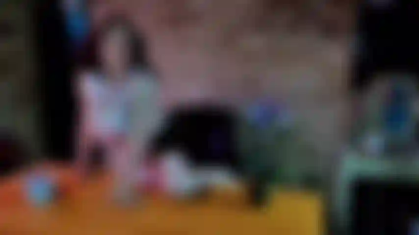 Ich stecke eine banane und schlagsahne in meine löcher und lutsche sie.