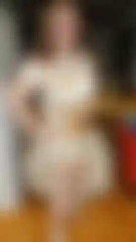 Rollenspiel einer schwiegermutter im seidenkleid.