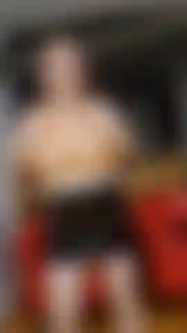 Latexrock, tittenfick, tittenspiel, riesige natürliche titten, harte nippel, lotion, hüpfende brüste, bücken.