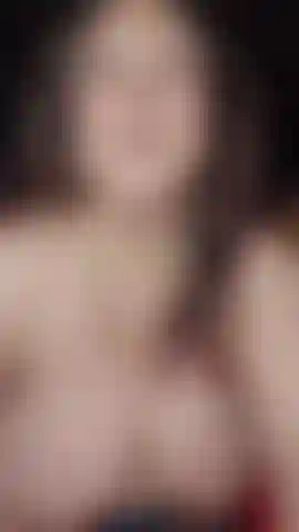 Spreizen sie meinen hintern und führen sie einen analplug in strumpfhosen und lederstiefel ein.