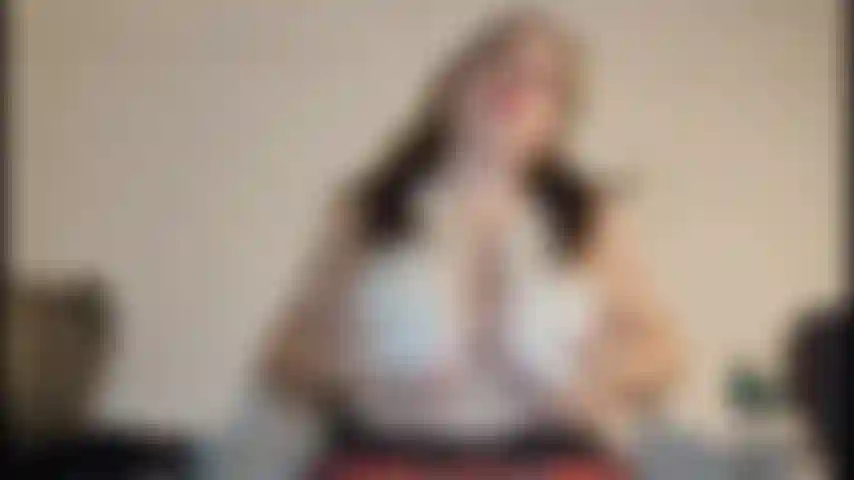 Zeige meine riesentitten und streichle für mich deinen schwanz.