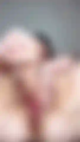 Dildofick in nahaufnahme mit getrimmter muschi.