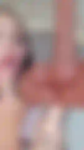 Lass uns mit deinem reichen arsch spielen.