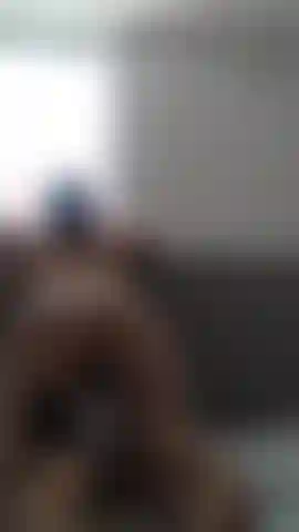 Die durch das fenster spioniert und dann das bett berührt.