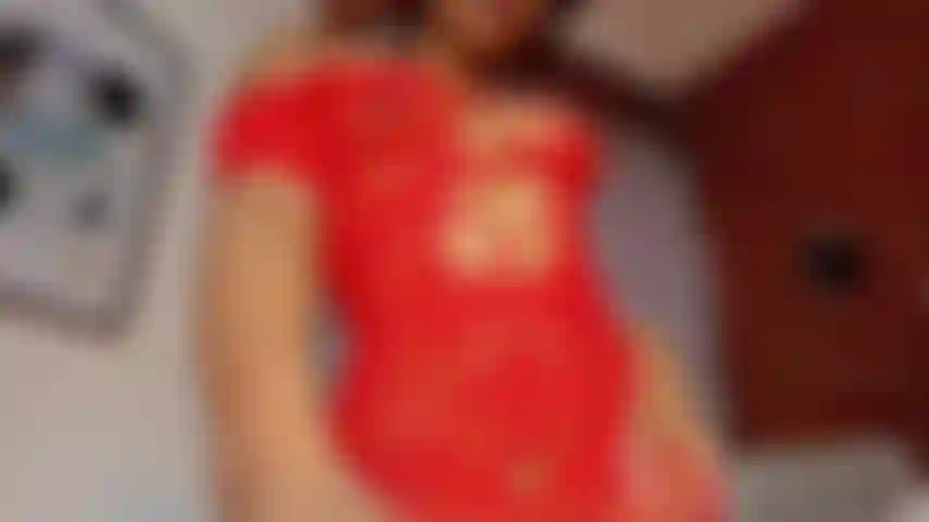 Und fühle mich sehr heiß, wenn ich mit meiner feuchten muschi spiele.