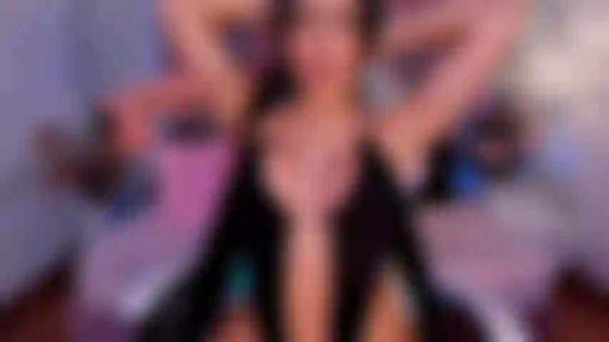 Deepthroat mit maschine und gesichtsbehandlung.