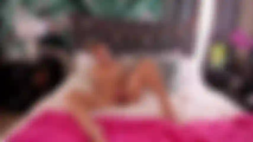 Beobachten sie, wie dieses nackte, sexy babe so hart und nass über ihr ganzes bett spritzt.