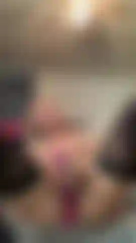 Die mit 2 lustigen spielzeugen spielt.