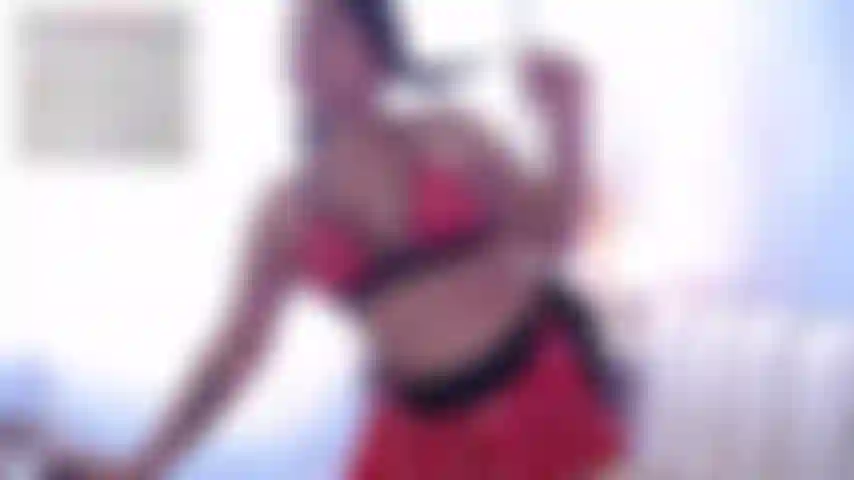 Striptease mit einem twist. Meine großen brüste sind die stars dieses wilden, nackten tanzes!