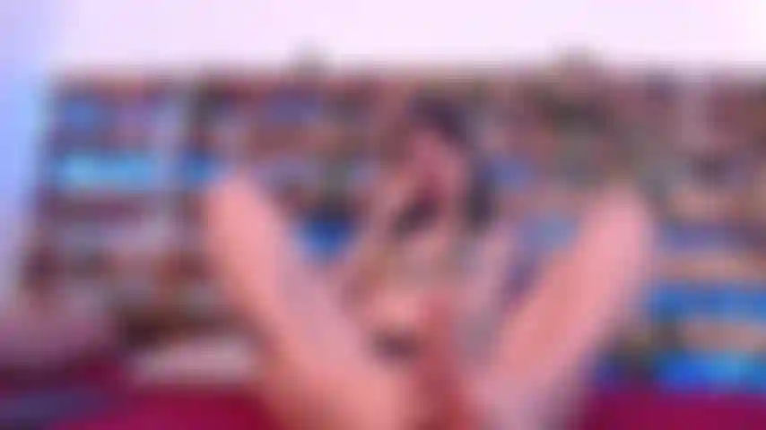 Ein sexy babe, das mit ihren schönen füßen und ihrem spielzeug neckt.