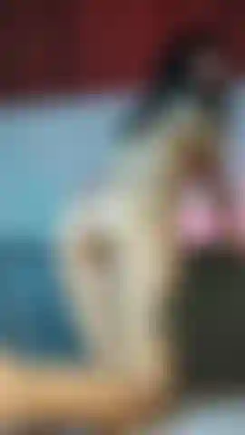 Eine sexy latina in roter unterwäsche, die sich den hintern versohlt und ihre weichen füße zeigt.