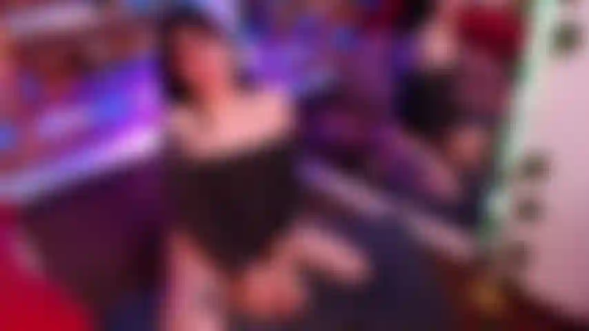 Eine geile latina, die sich im kleid mit stöhnen und sexy beinen auf dem kissen reibt.