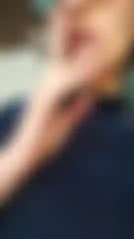 Eine sexy latina, die raucht, lippen leckt und rauchkreise bläst und küsse schickt.