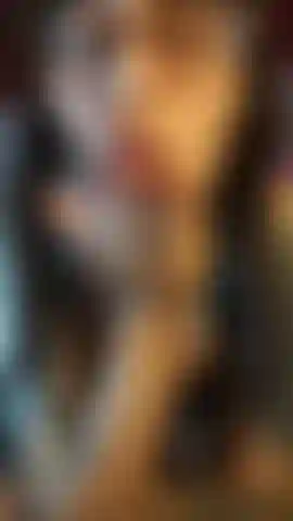 Ein sexy baby im ganzkörperanzug und netzstrümpfen, das sich auf den hintern schlägt und seine füße zeigt.