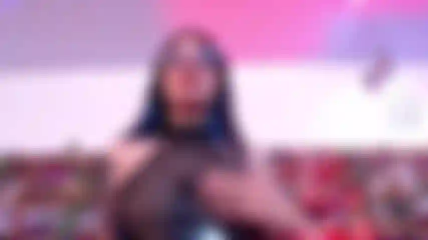 Liebst du es, mir beim spielen mit meinen brüsten zuzusehen?