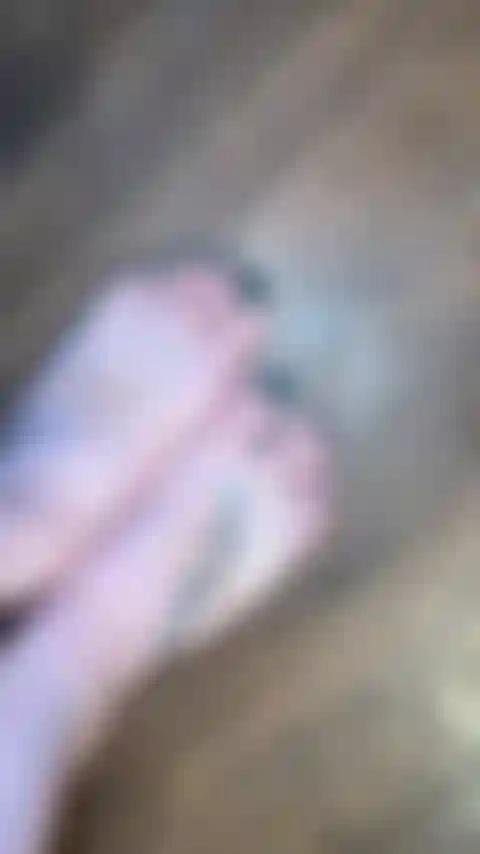 Frischen grünen nägeln und pediküre.