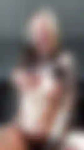 Spiele mit den titten, fahre mit dem dildo, rede schmutzig und lasse mich entspannt zurücklehnen.