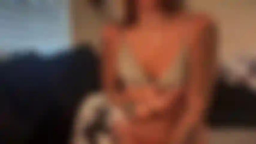 Spiele mit meinen titten und lecke meine muschi.