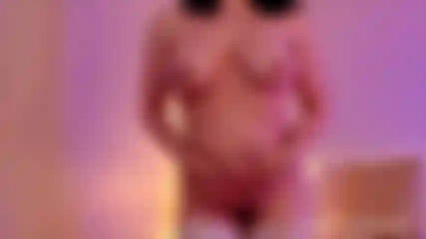 In weißen netzstrümpfen fingert und abspritzt.