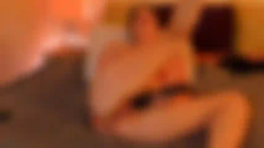 Fingere meinen arsch, während ich eine mit einem vibrator aufgezeichnete show benutze.