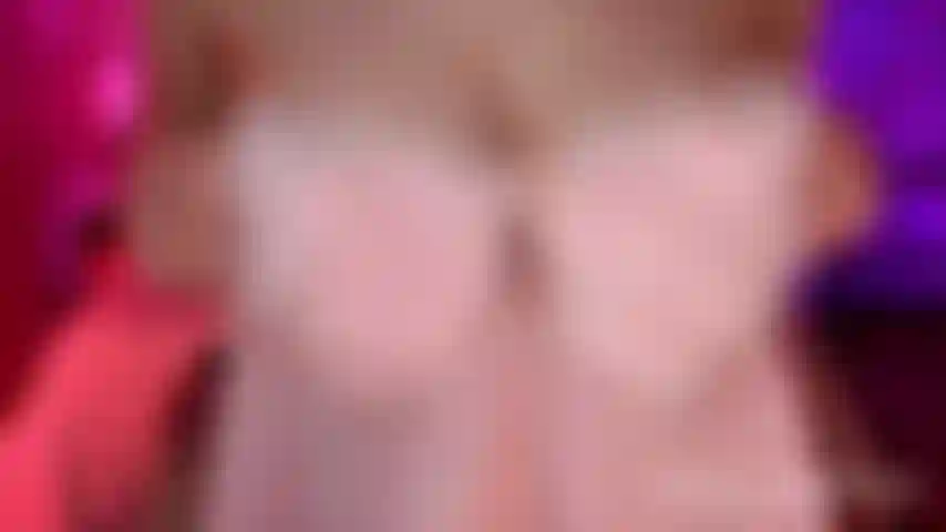 Glass toy show mit fembot-kostüm aufgezeichnete show.