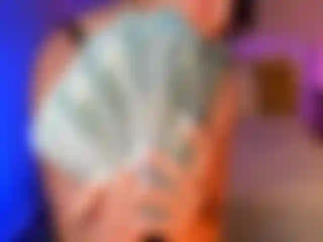 Eine stripperin, die im bett tanzt, bei einer show, die im wert von 7.500 $ In bar aufgezeichnet wurde.