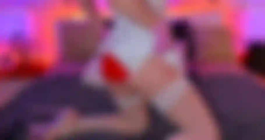 Freche krankenschwester mit absätzen und einer großen, mit einem dildo aufgenommenen show.