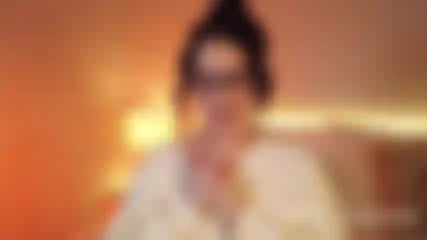 Die einen dildo in einem pullover reitet.