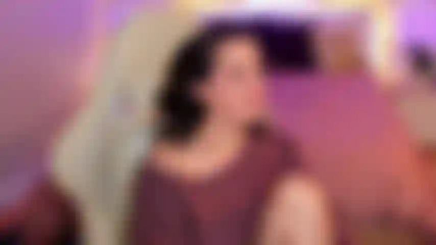 Fingerspiele und masturbation mit vibrator in einer auf einem stuhl aufgezeichneten show.