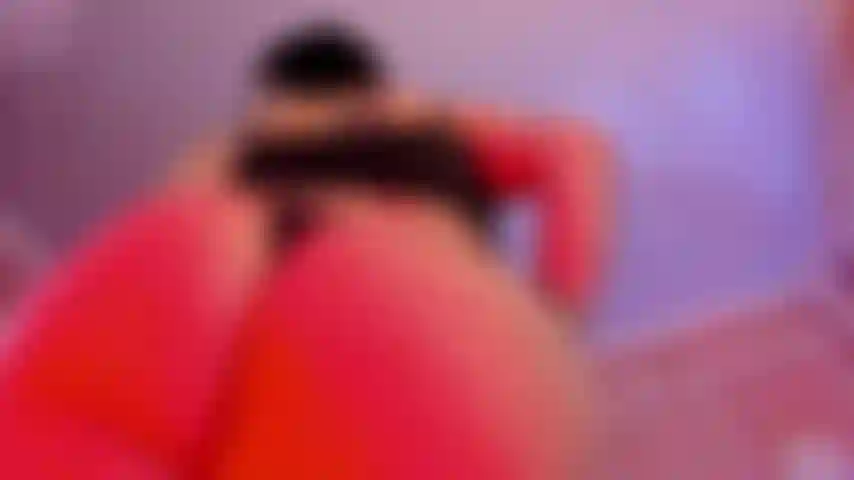 Ein lateinamerikanisches mädchen mit tollem hintern.