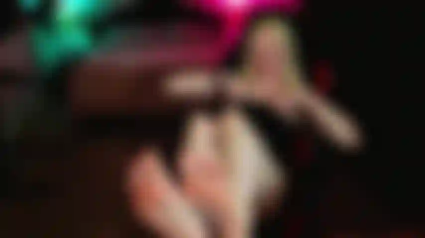 Eine ehebrecherin, die barefoot worship betreibt.