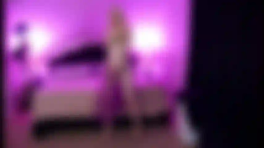 Sklave fleht im doggystyle.