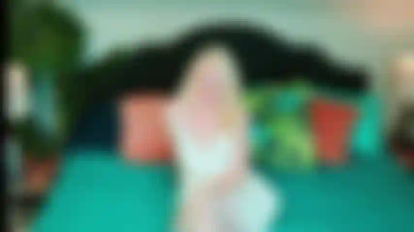 Eine hübsche blondine, die ihren ehemann mit einem großen schwarzen schwanz betrügt.