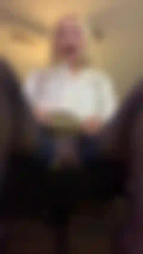 Upskirt-sekretärin, du wirst beim spionieren erwischt.