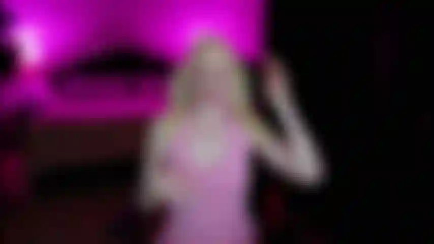 Ein süßes mädchen mit zöpfen benutzt einen strap-on bei dir.